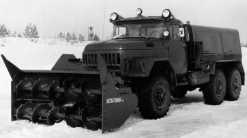 Шнекороторный снегоочиститель ДЭ-210 на шасси Зил-131 1971 г.